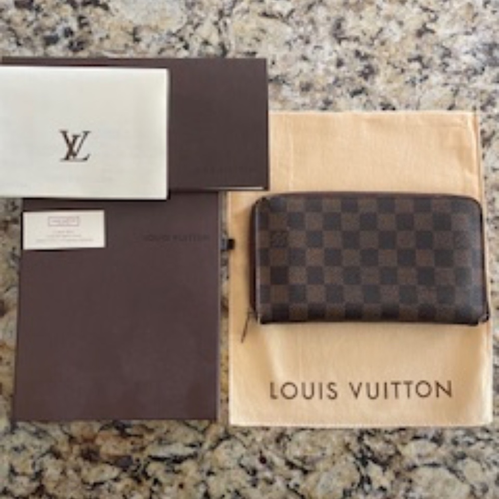 AUTHENTIC Louis Vuitton Zippy Organizer Damier Wallet with dust bag and box